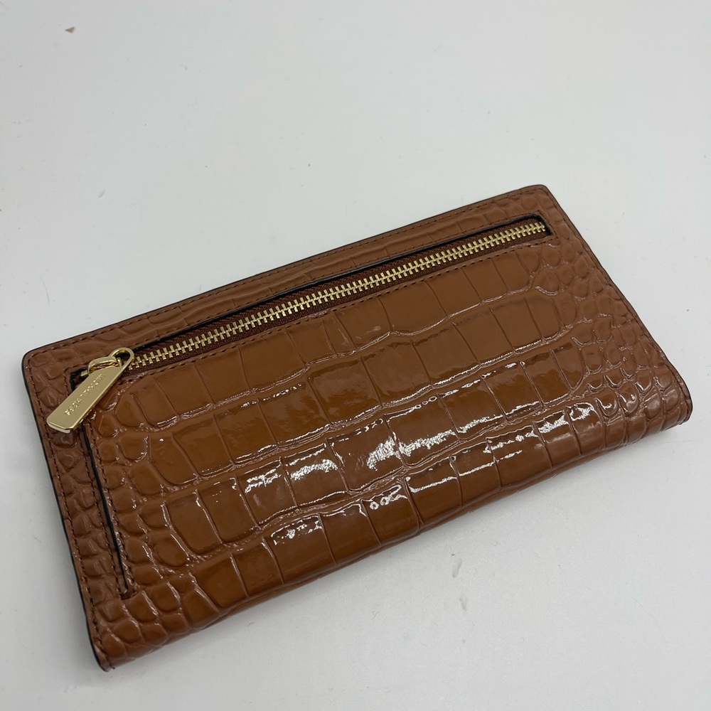 MICHAEL KORS Carson Large Crocodile Embossed Bifold Snap Wallet
Luggage
NWT - Picture 5 of 16